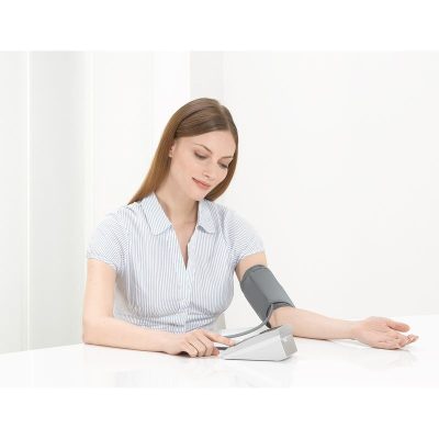 Baumanómetro digital de escritorio para brazo s/ns, medición de pulso y presión arterial - Marca Beurer
